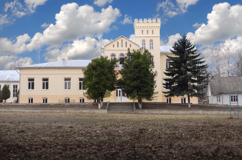 Школа в селі Карапчів