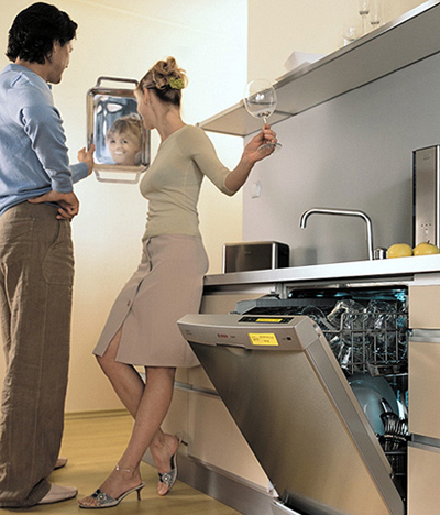 посудомийна машина та жінка